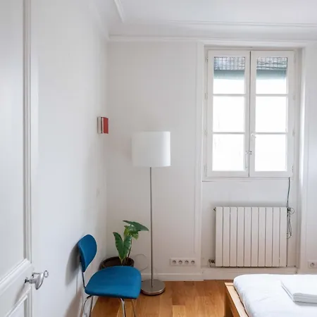 New Modern 2 And A Half Bedroom Loft In St Germain!