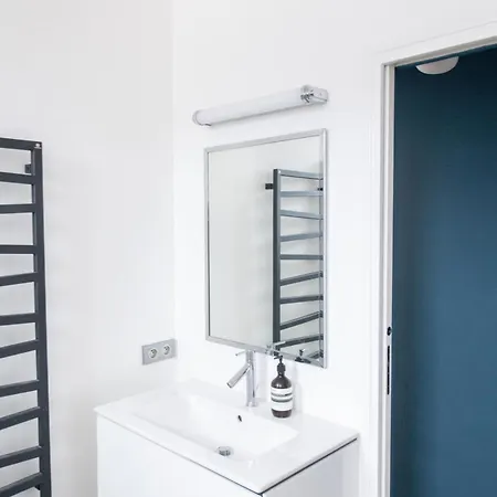 New Modern 2 And A Half Bedroom Loft In St Germain! Apartment *