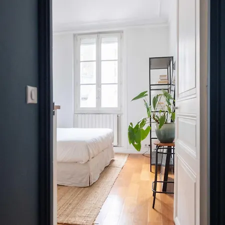 New Modern 2 And A Half Bedroom Loft In St Germain! Apartment Paris